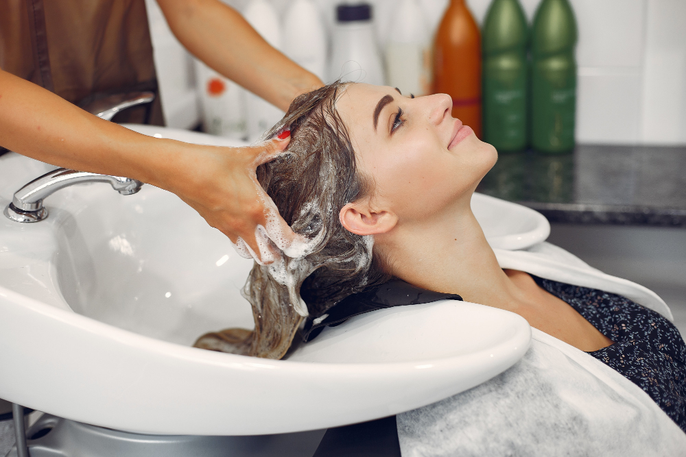 woman washing head hairsalon